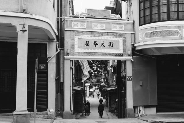 我在酒吧兼职调酒，一个风韵犹存的少妇成了常客，她只点我调的酒