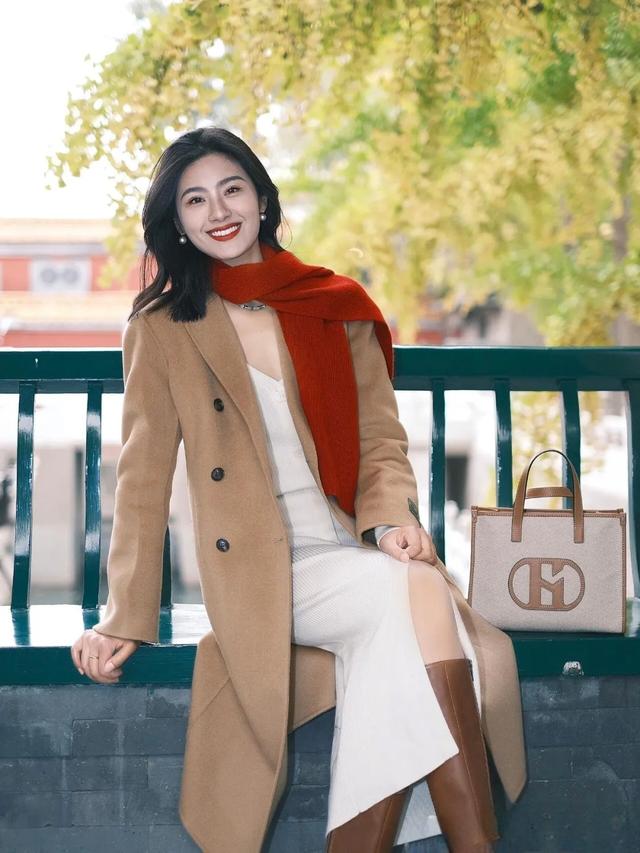 卡其色呢子大衣长裙气质