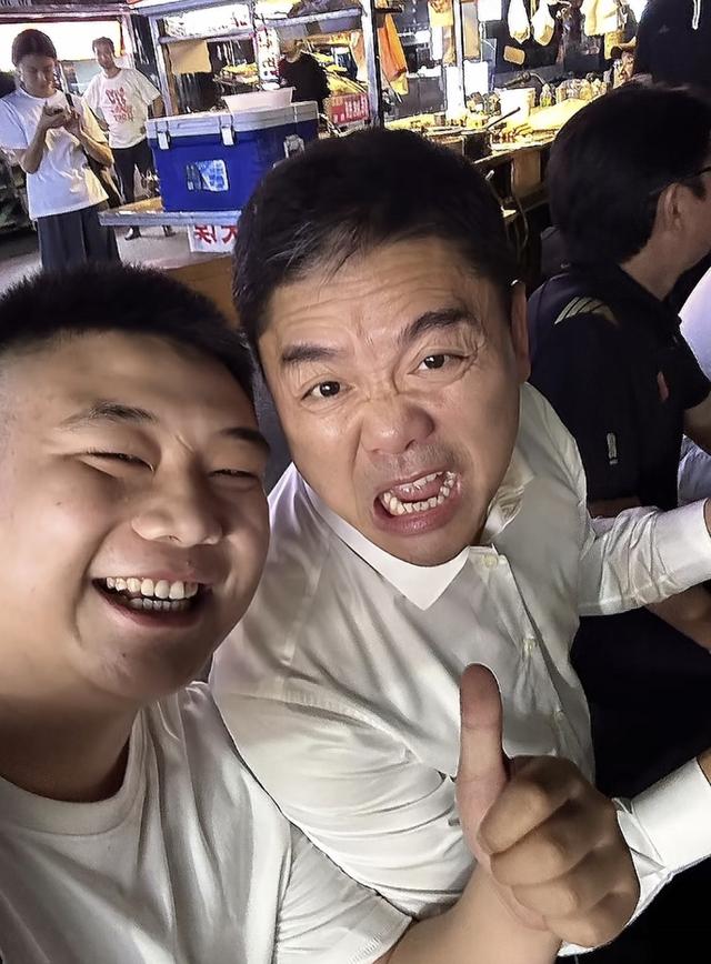 刘强东深夜吃大排档，用塑料大碗喝散装白酒，小摊当晚生意火爆