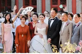 汪小菲二婚更隆重！张兰穿旗袍变端庄了，大合照“家和万事兴”图片