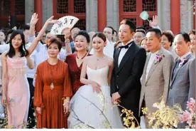 汪小菲二婚更隆重！张兰穿旗袍变端庄了，大合照“家和万事兴”图片