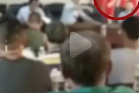 镇长开会拿水瓶怒砸桌子，村民拍桌子回怼，工作人员说明内情图片