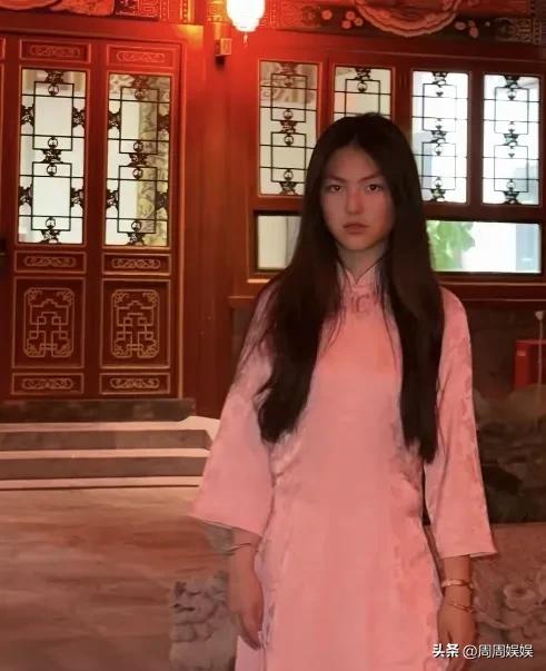 王诗龄大半夜晒北京小院，穿旗袍拍照面无表情，上演中式恐怖