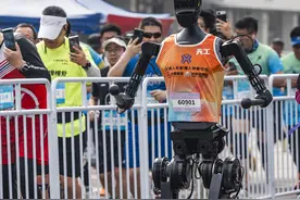 “机器人跑团”决战马拉松！穿29码童鞋的N2吸睛 团队负责人：参赛就是暴露问题、解决问题图片