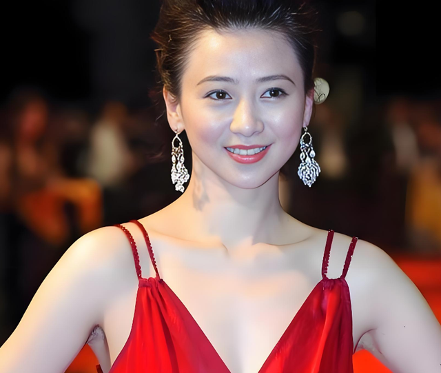 她出身清华大学，因拍三级片与父母决裂，如今再不让女儿进娱乐圈