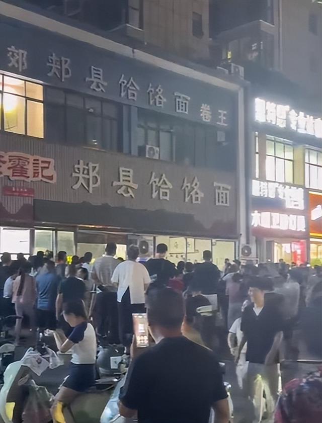 七匹狼发声明回应“续面事件”：呼吁理性讨论，必要时会依法维权；面馆现已歇业，街道办：会给一个结果
