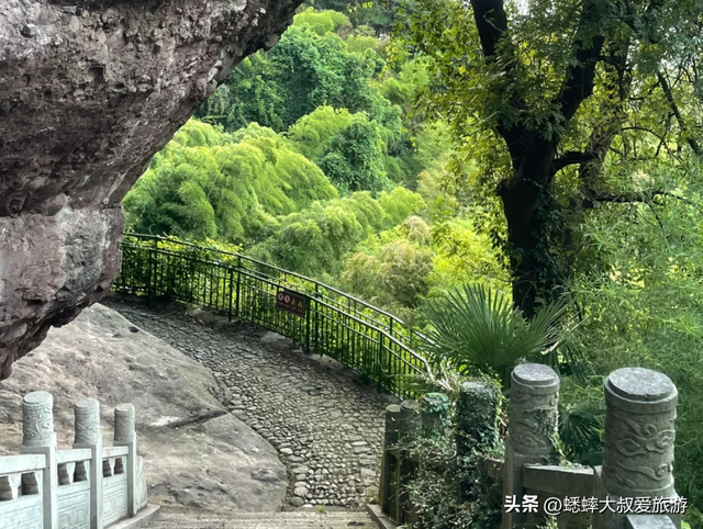 距离杭州1小时车程，藏着个“小泰山”，常年云雾缭绕，很惊艳！