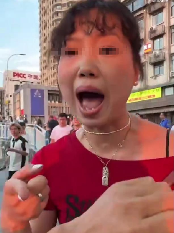 重庆红衣女“社会性死亡”，正脸照曝光