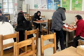 一炉锅仔暖人心，颐景园社区食堂新春推新品丨新春走基层图片