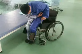 23岁小伙突发脑梗瘫痪，余生将在轮椅上度过，医生叹息：自作自受图片