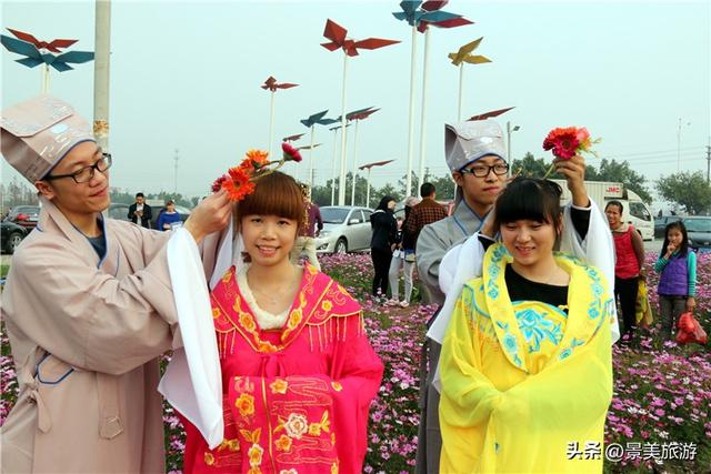 金秋佛山簪花觅花香，如果您是大男人，愿意头上戴花出游吗？
