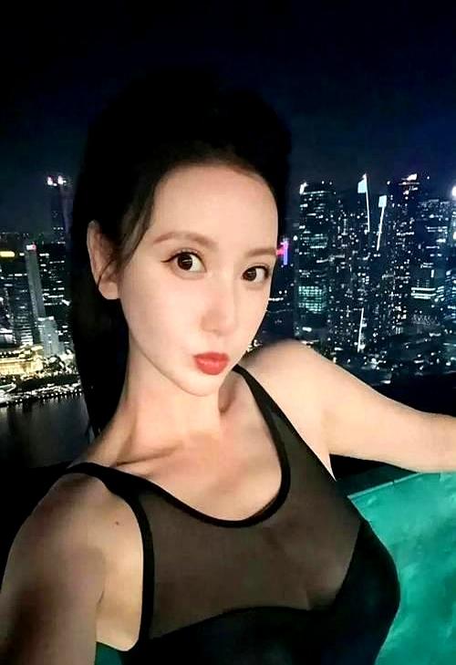 张萌	，好奶好圆好嫩，堪称“人间尤物”这腰臀比，谁能顶得住？