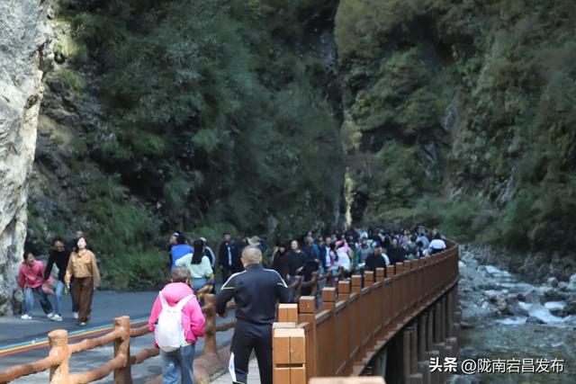 国庆第三日，官鹅沟秋色正浓人气旺
