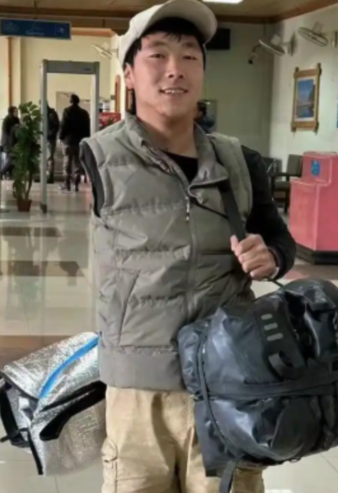 独腿骑行博主到法国小镇，意外被外国人疯狂投喂，感动的说不出话