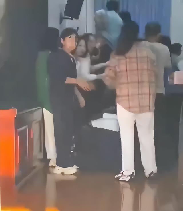 家长跪一排被学生轮流踩过 官方调查
