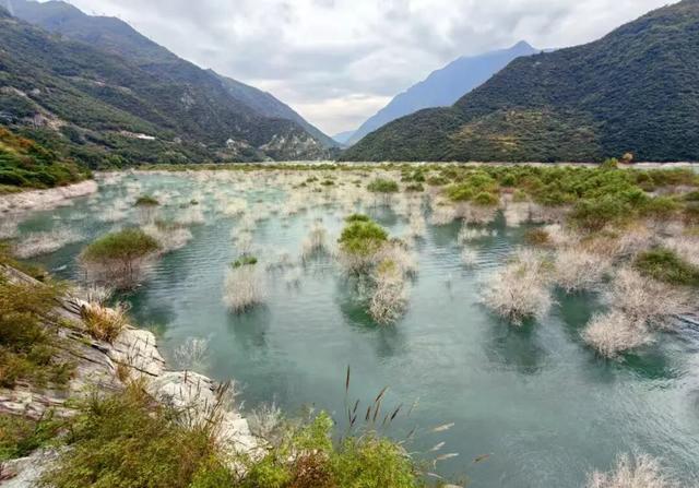 玉垒关下何奇？两江交汇！