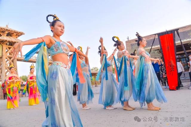 新疆“东天山来的骆驼队”参加盛大的入关欢迎仪式