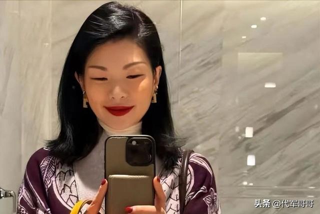 她被群嘲是“第一丑模”，嫁给大20岁老外，如今43岁怎样了？