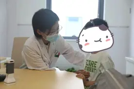 只因家长一个动作，2岁女童呕吐后绝食1个月图片