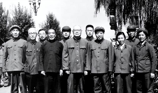 北京饭店建到14层时，汪东兴惊出一身冷汗，立即上报：不能再建了