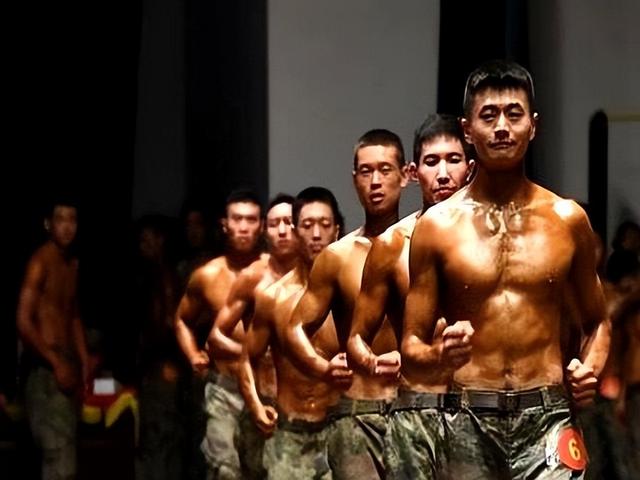 18图 看兵哥哥炫肌肉！