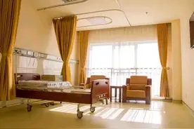 我在医院陪护父亲时，病房里男女同住，没有男女之分和隐私图片