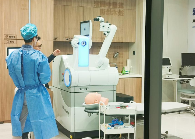 新一代机器人全飞秒VISUMAX 800入驻爱尔眼科国际临床培训中心