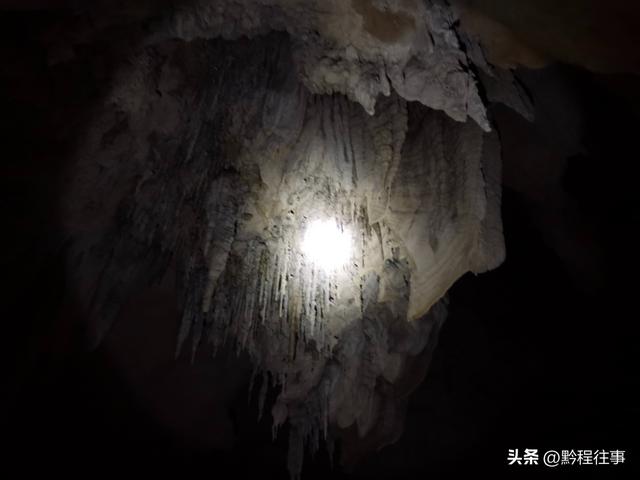 探险贵州深山原始溶洞，遇见一个躲匪洞、一座红军坟