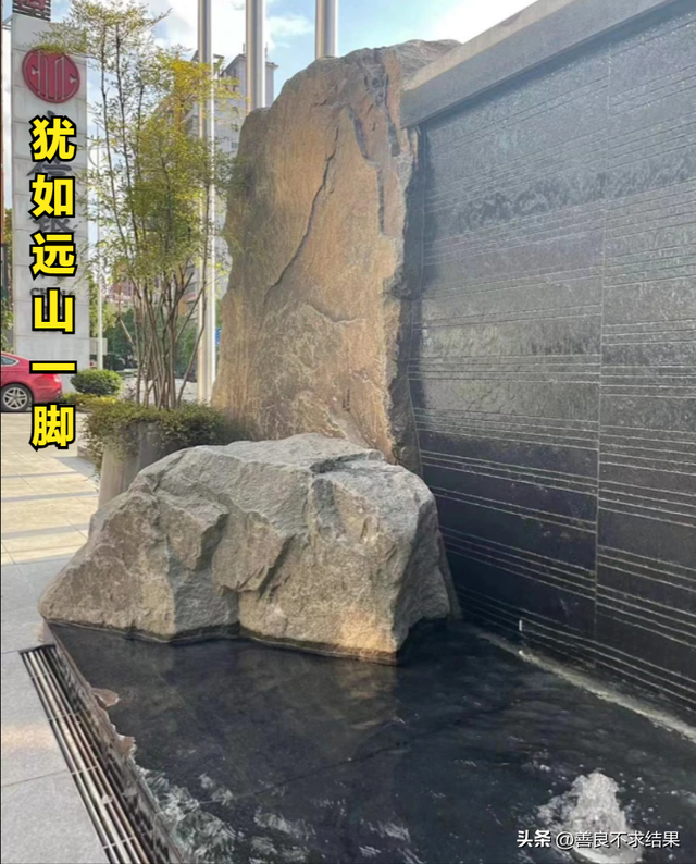 你家小院，如何用“半嵌入墙体”的石头，打造独一无二的景观？