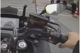 考生险误考试 巧遇交警火速送考图片