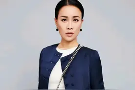 那英意外摔倒无人扶，工作人员怼脸拍摄引众怒，英子回应了图片