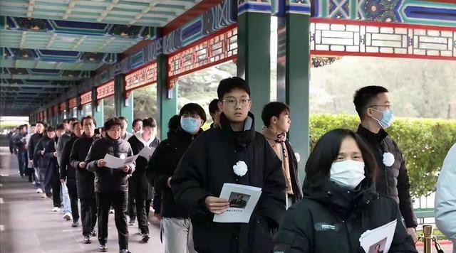 原来杨振宁葬礼当天，93岁弟弟杨振汉露面，透露哥哥一大未了心愿