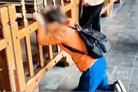 女子跪在开封府大堂痛哭 景区回应:香客看见包公比较感动 或者是心里有委屈在那哭图片