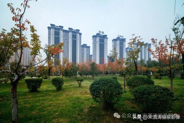 陕西渭南：人和公园亭台楼阁 秋色宜人 风光无限好