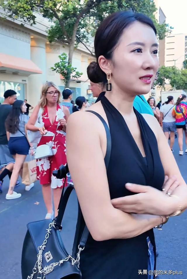 李念带3个孩子逛集市，小腹鼓起被疑怀四胎，13岁大女儿又瘦又高
