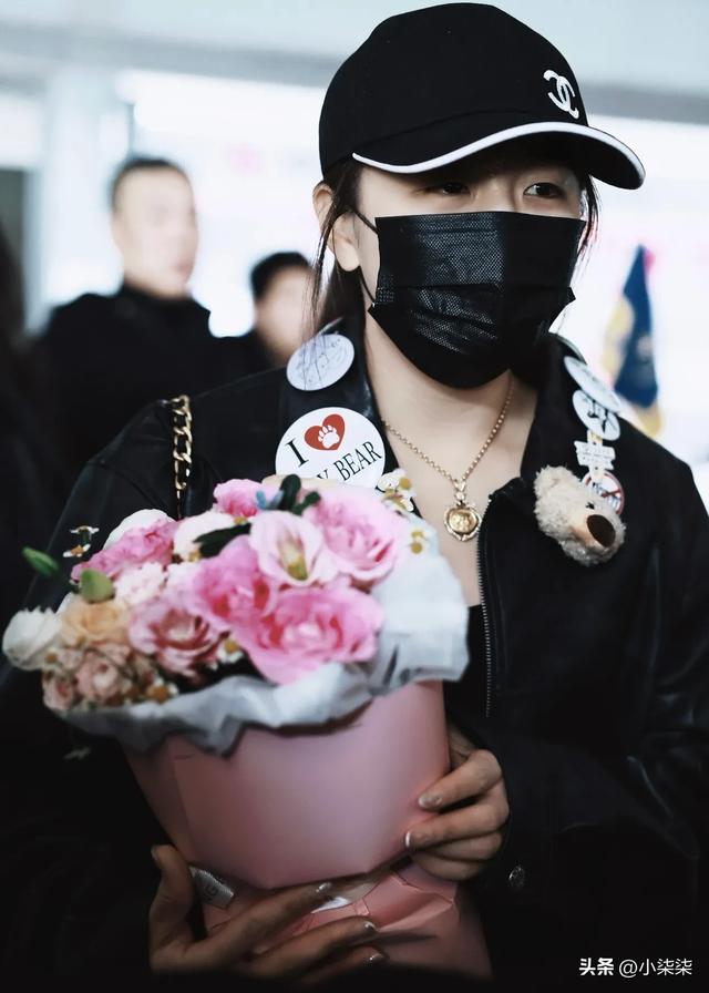 陈梦夺冠后大胆穿搭皮衣吊带惊艳亮相北京，这造型太抢眼了！