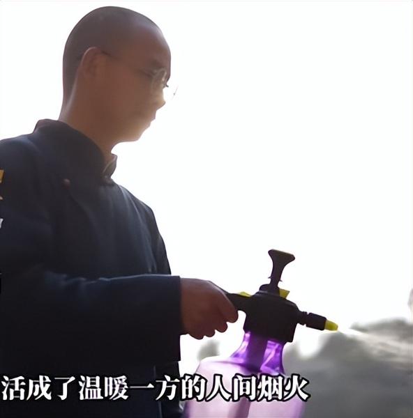活久见！四川35岁小伙住山洞，不工作不结婚不生娃，月销才300块