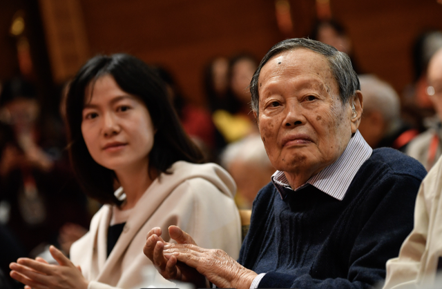 没想到，杨振宁去世后，49岁妻子翁帆	，竟因一个动作实现口碑暴涨