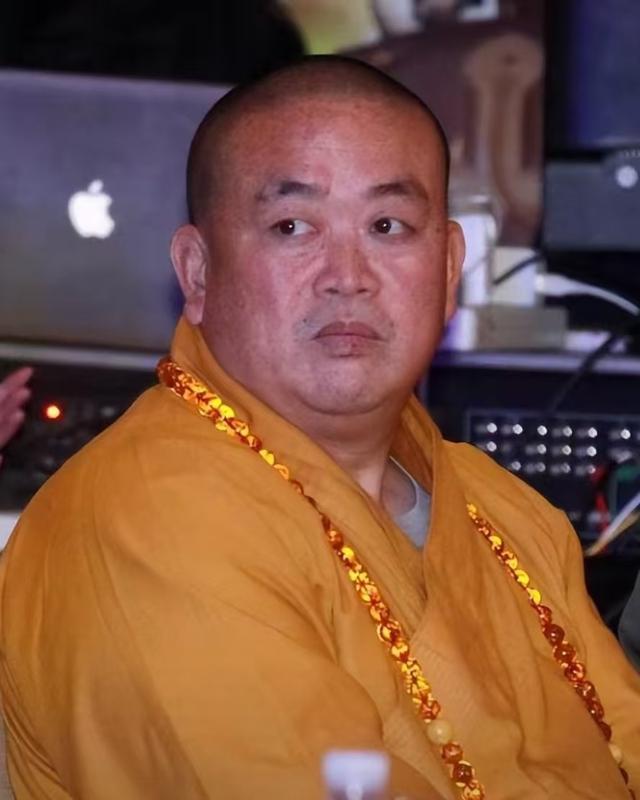 女徒弟众多，老僧见面下跪，释永信在少林寺的生活，到底有多爽？