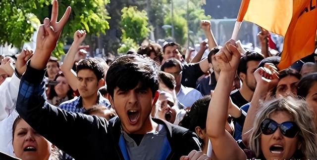 卖国求荣！为讨美国欢心将总统送进大牢，如今结局大快人心