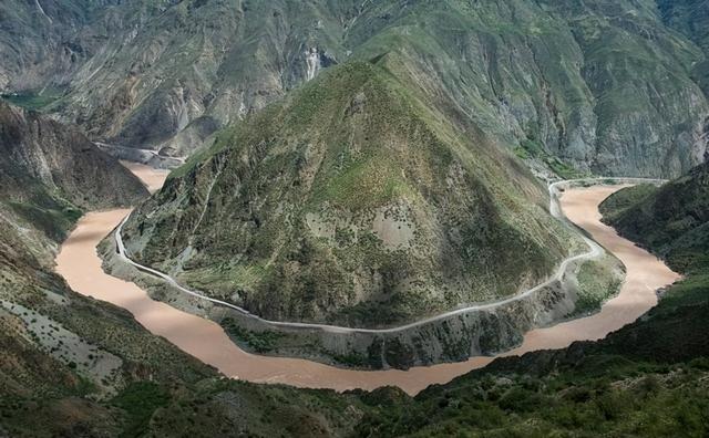 川藏线上被遗弃的豪车这么多，为何没人敢捡？当地人：你捡个试试