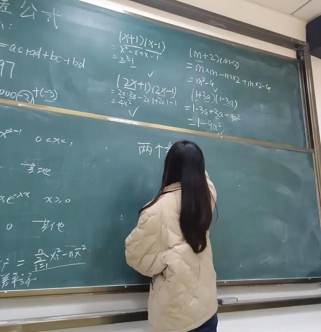 女老师自创“幼态字体”走红，被家长投诉停职，字丑就不能教书吗