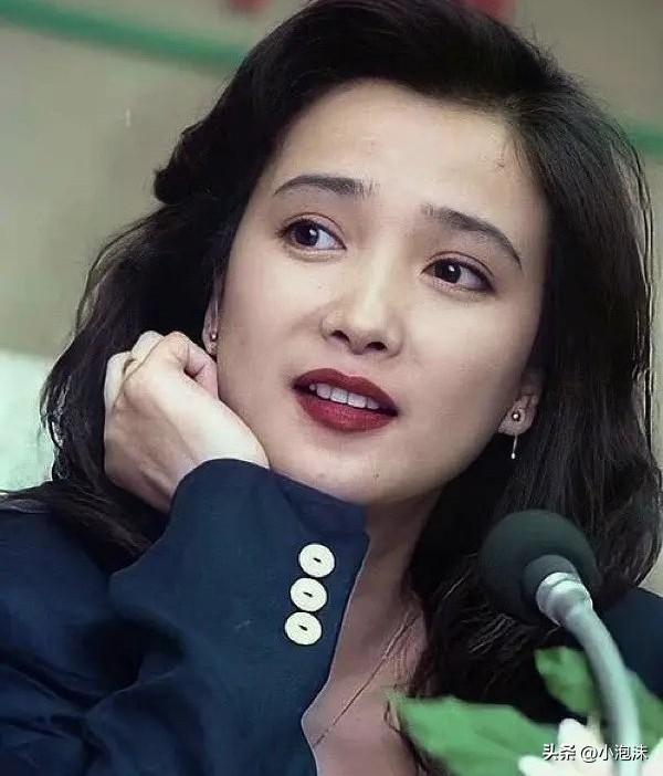 与许亚军离婚后	，儿子成了何晴的精神寄托，与脑瘤抗争十年未诉苦