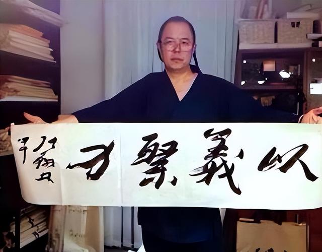 善恶到头终有报！68岁瘫在轮椅上的张铁林，如今的下场大快人心