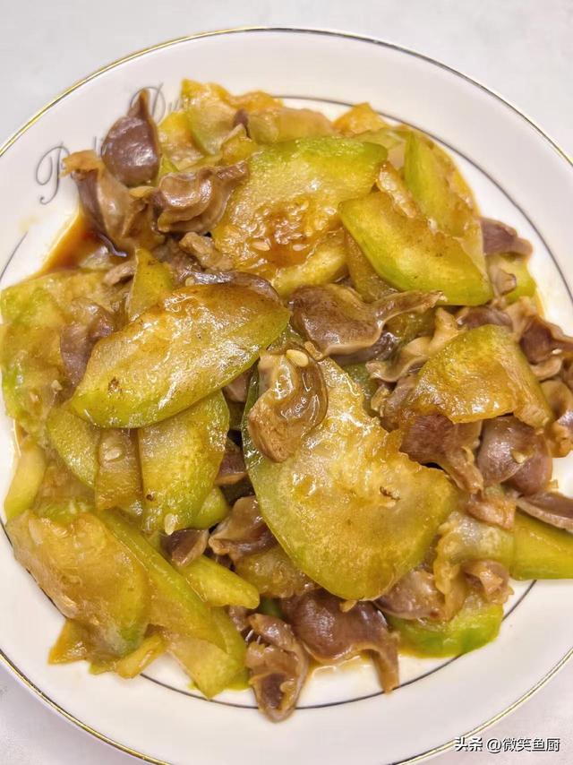 钾是香菇的20倍，建议中老年隔天吃一次，对肝脏好，腿脚也有力