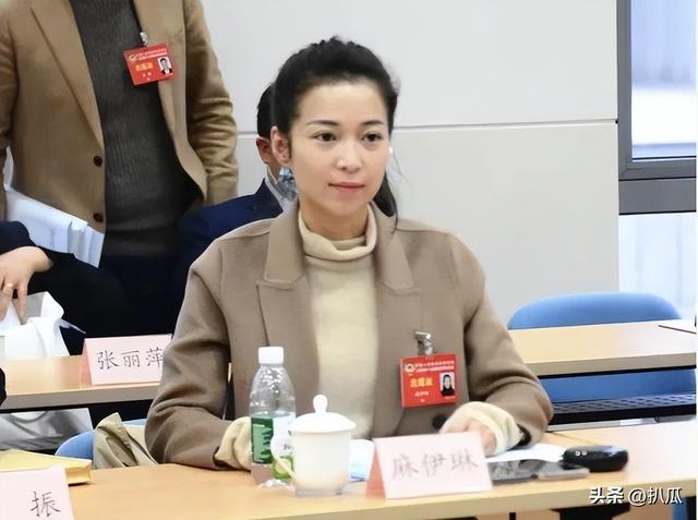 她曾是上海台主持人，如今在仓库打包卖水果，单身带儿子独自生活