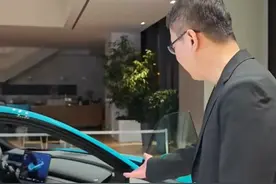 笑不活了！卢伟冰演示小米su7空间，网友：还不如小马扎图片