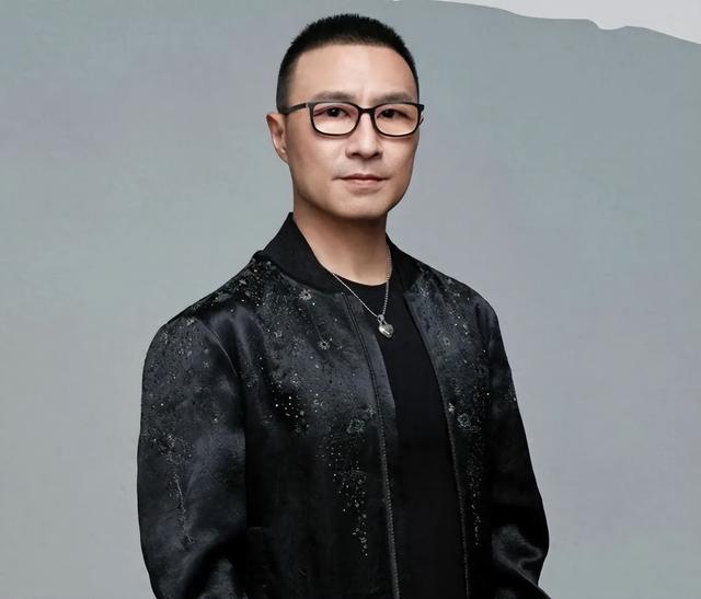 章子怡也没想到，离婚刚两年的54岁汪峰，竟走上了另一条上坡路