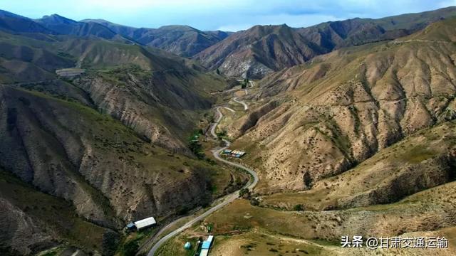 祁连雪映丹霞色 一路风光入画来