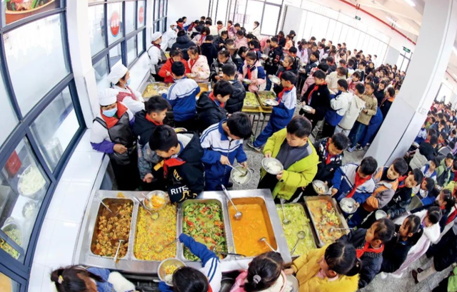 北京下了死命令，2027年底前，所有中小学必须告别“校外配餐	”